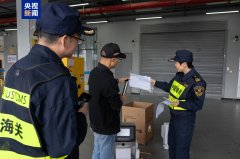 <b>港珠澳大橋珠海公港口進出口總值破萬億</b>